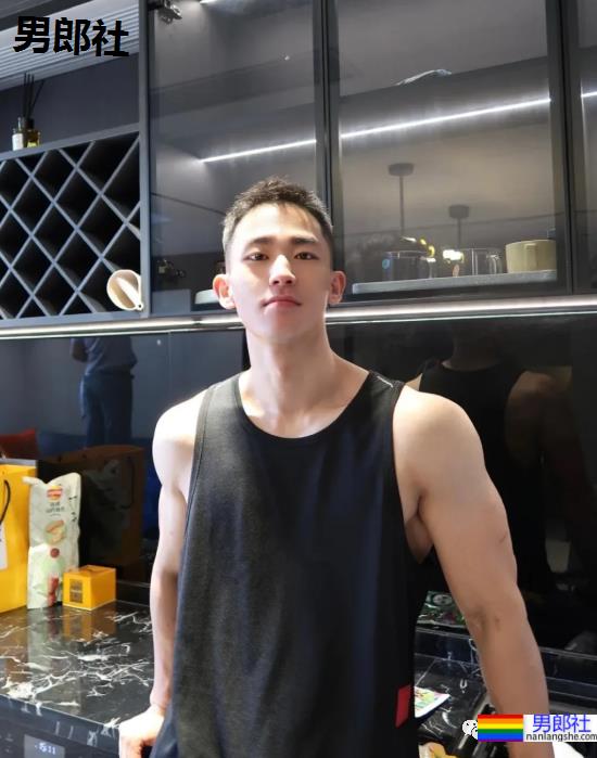 地铁偶遇超帅的肌肉男！没想到他职业是这个！ - 51虹马