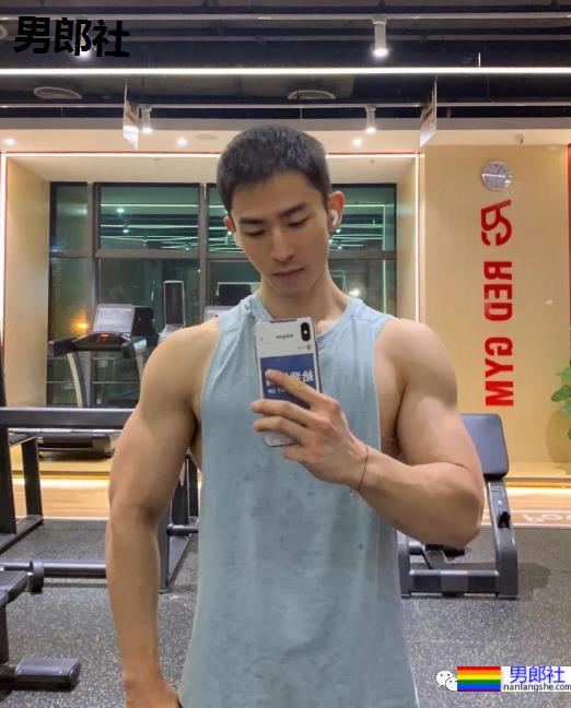 地铁偶遇超帅的肌肉男！没想到他职业是这个！ - 51虹马