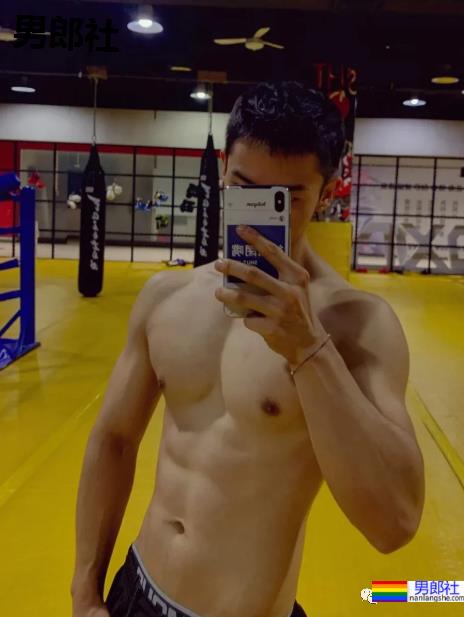 地铁偶遇超帅的肌肉男！没想到他职业是这个！ - 51虹马