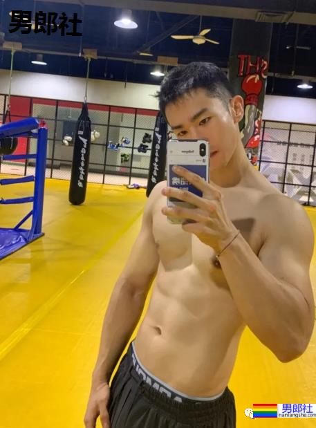 地铁偶遇超帅的肌肉男！没想到他职业是这个！ - 51虹马