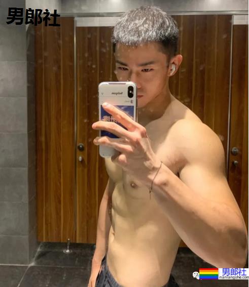 地铁偶遇超帅的肌肉男！没想到他职业是这个！ - 51虹马