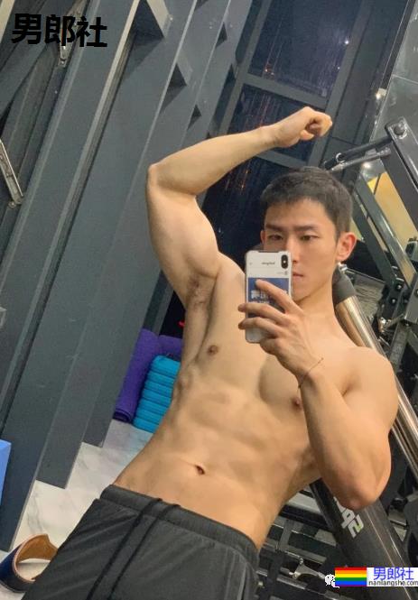 地铁偶遇超帅的肌肉男！没想到他职业是这个！ - 51虹马