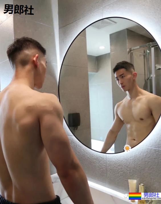 地铁偶遇超帅的肌肉男！没想到他职业是这个！ - 51虹马