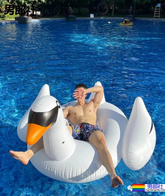 地铁偶遇超帅的肌肉男！没想到他职业是这个！ - 51虹马