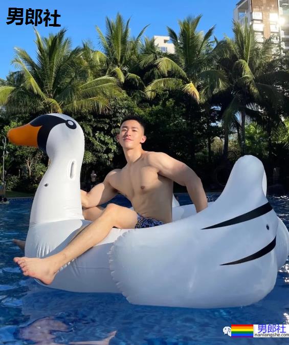 地铁偶遇超帅的肌肉男！没想到他职业是这个！ - 51虹马