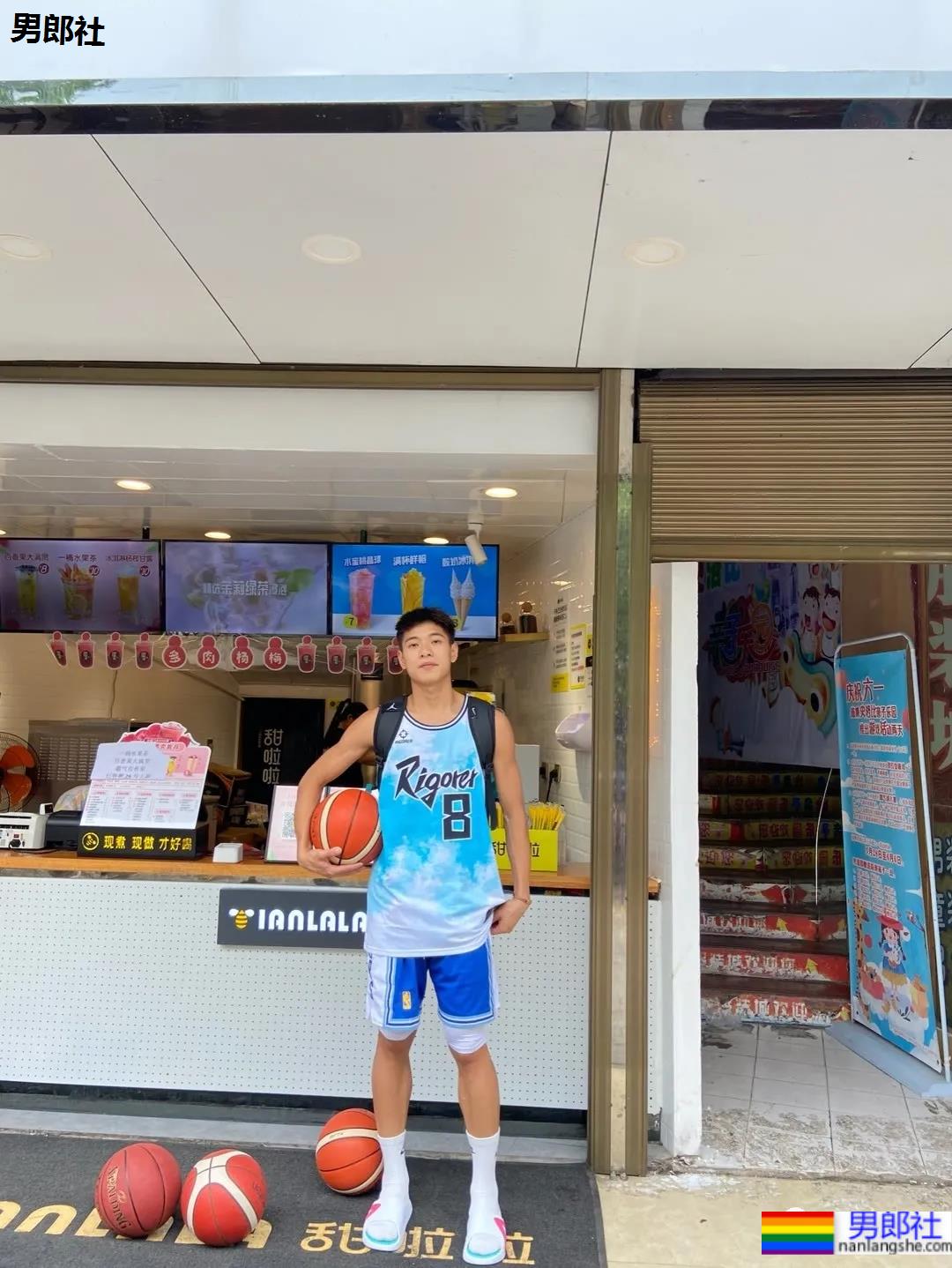 18岁高三体育生，是你的理想型吗？ - 51虹马