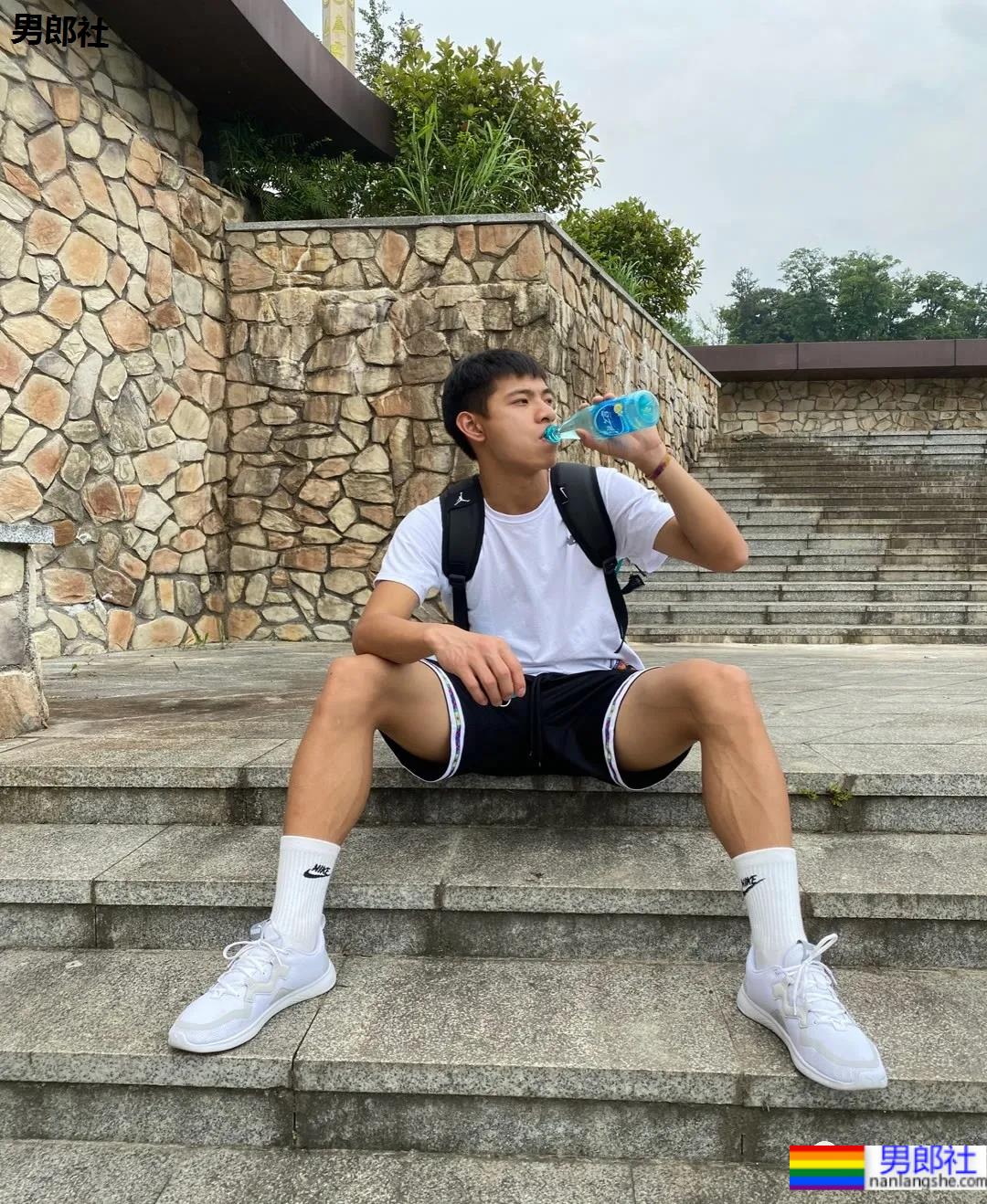 18岁高三体育生，是你的理想型吗？ - 51虹马