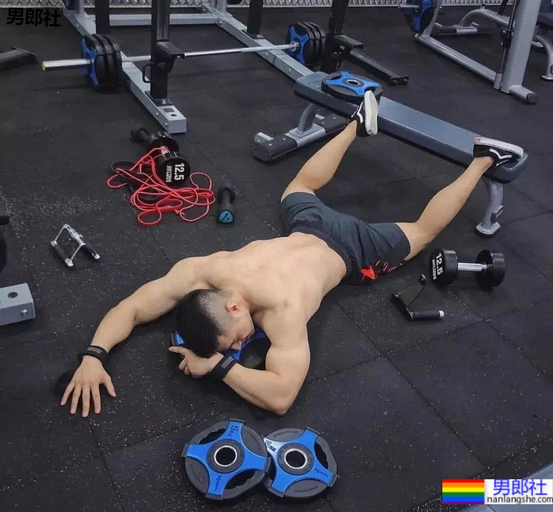 宽肩窄腰大翘臀,这帅哥也太极品了!-51虹马