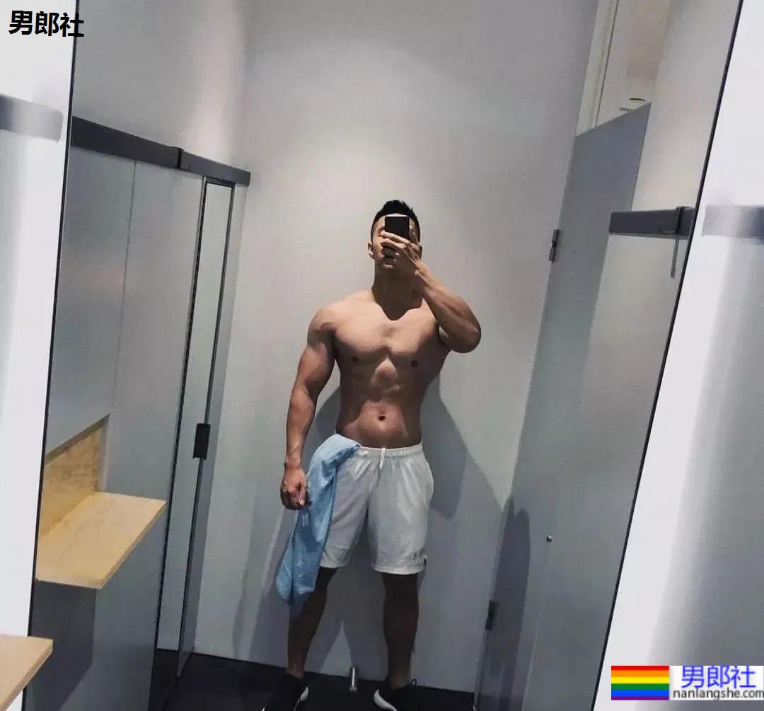 宽肩窄腰大翘臀，这帅哥也太极品了！ - 51虹马