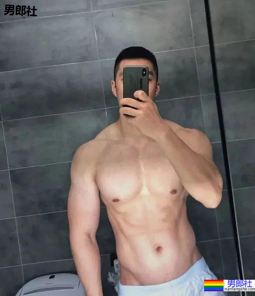 宽肩窄腰大翘臀，这帅哥也太极品了！ - 51虹马