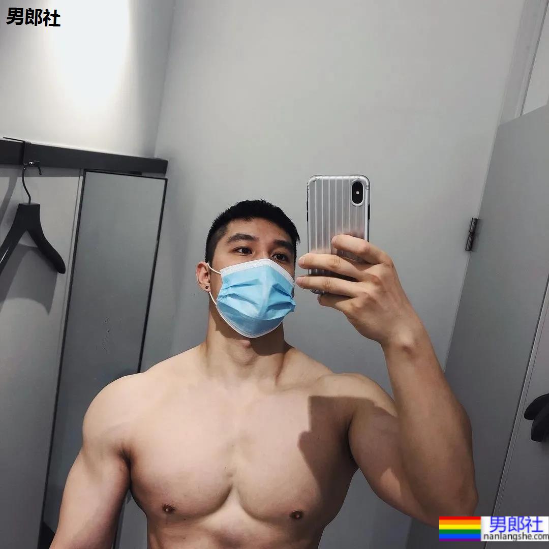 宽肩窄腰大翘臀，这帅哥也太极品了！ - 51虹马