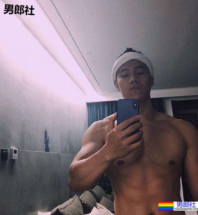 宽肩窄腰大翘臀，这帅哥也太极品了！ - 51虹马