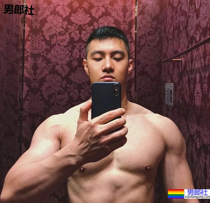 宽肩窄腰大翘臀，这帅哥也太极品了！ - 51虹马