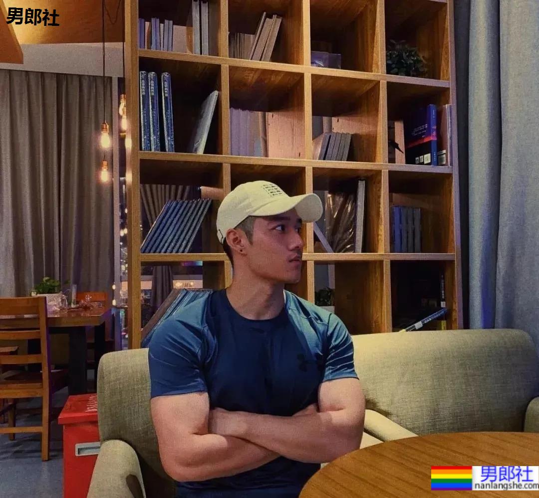 宽肩窄腰大翘臀，这帅哥也太极品了！ - 51虹马