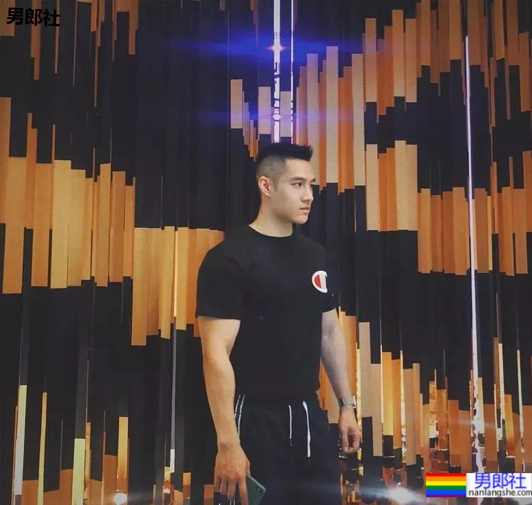 宽肩窄腰大翘臀，这帅哥也太极品了！ - 51虹马