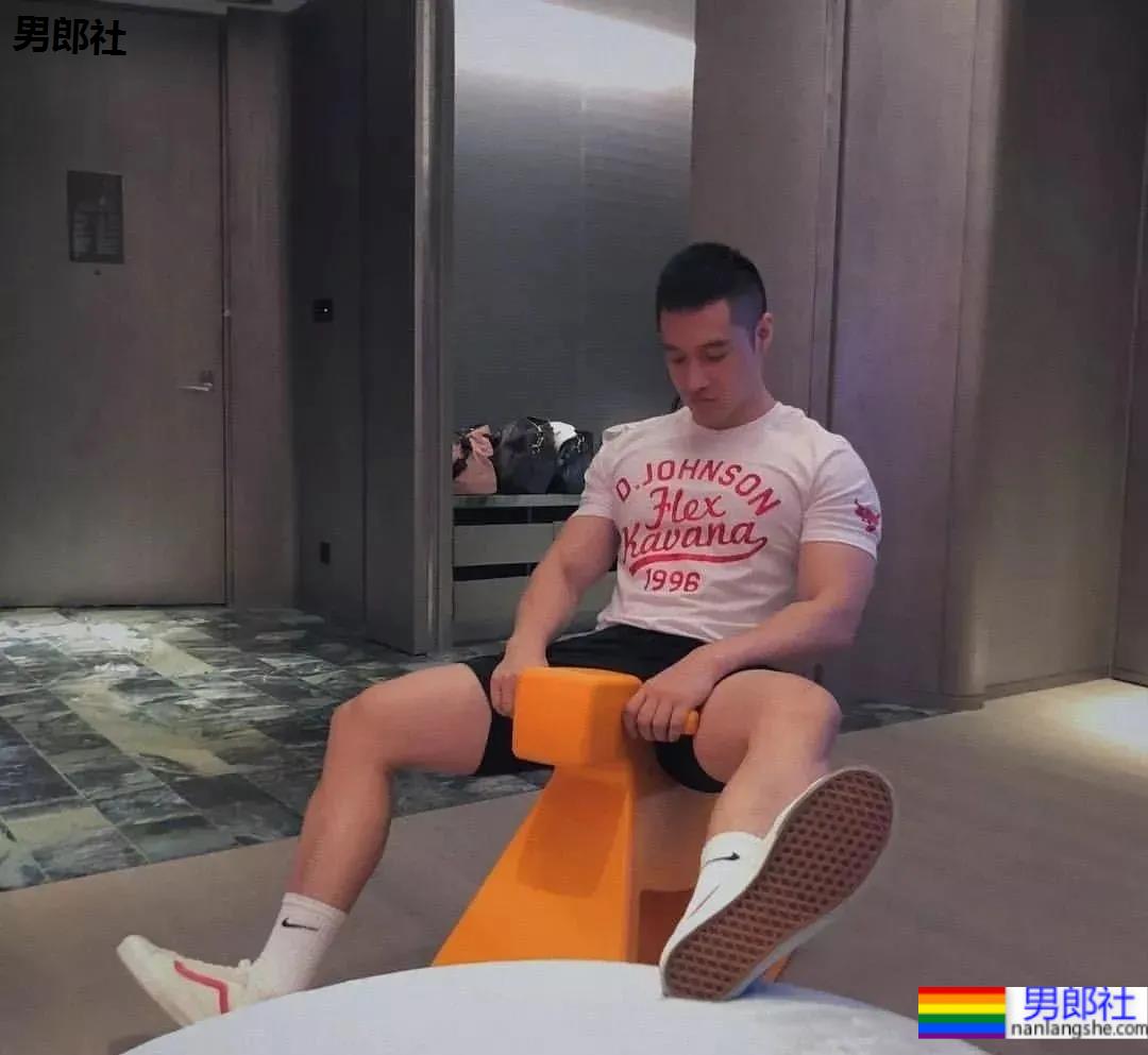 宽肩窄腰大翘臀，这帅哥也太极品了！ - 51虹马