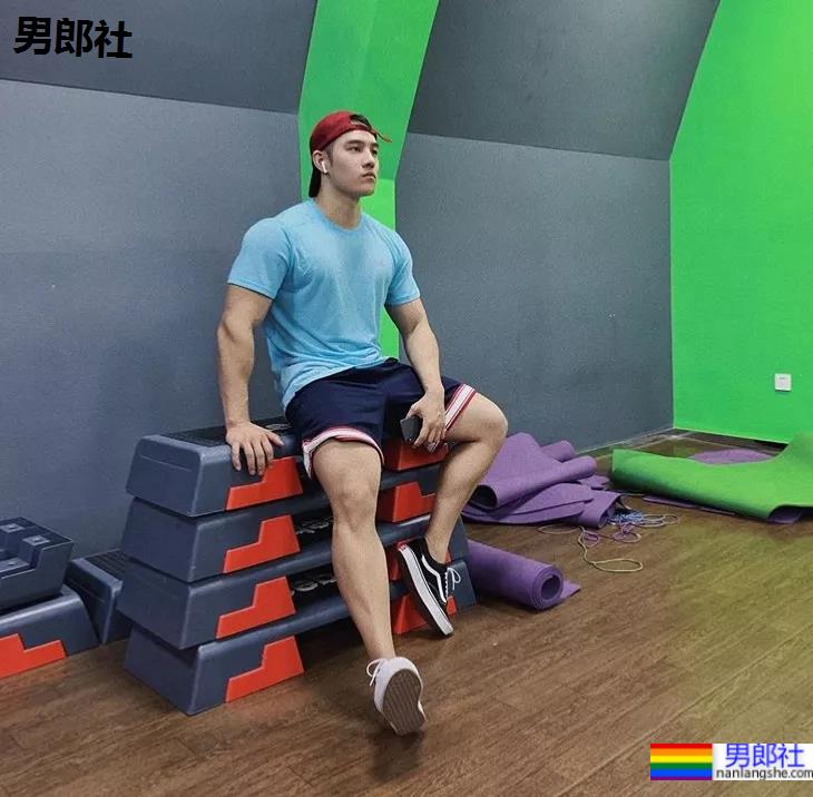 宽肩窄腰大翘臀，这帅哥也太极品了！ - 51虹马