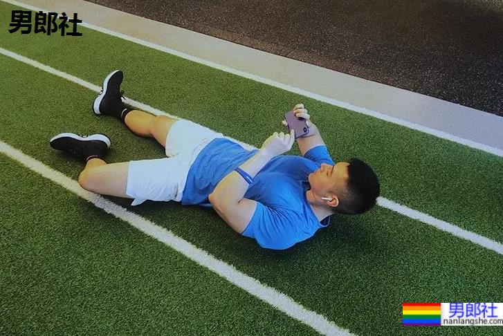 宽肩窄腰大翘臀，这帅哥也太极品了！ - 51虹马