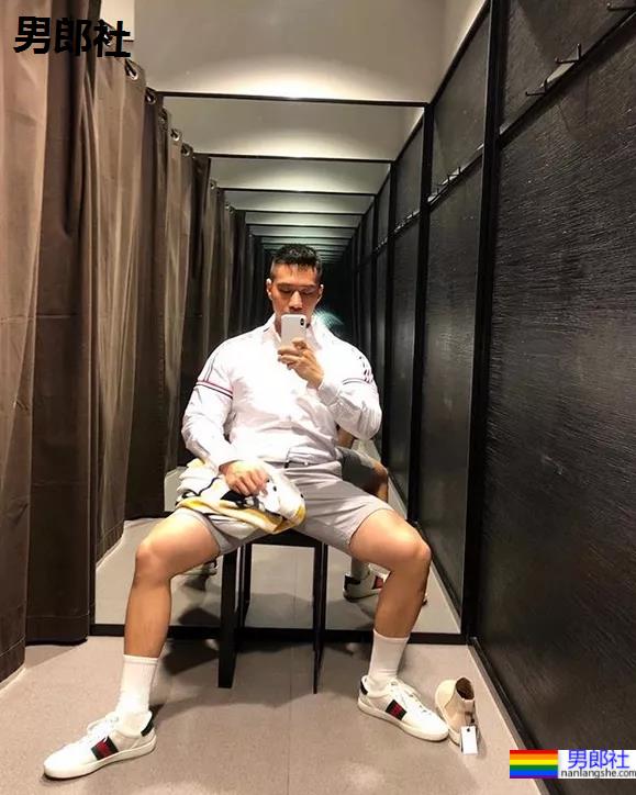 宽肩窄腰大翘臀，这帅哥也太极品了！ - 51虹马