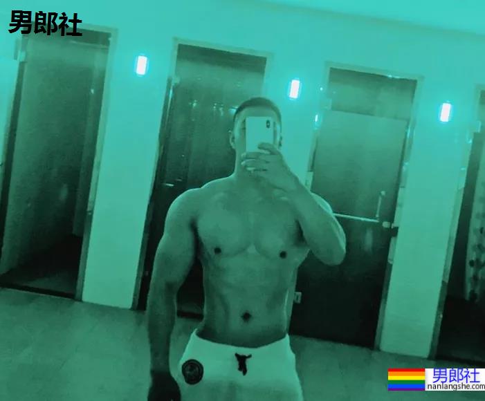 宽肩窄腰大翘臀，这帅哥也太极品了！ - 51虹马