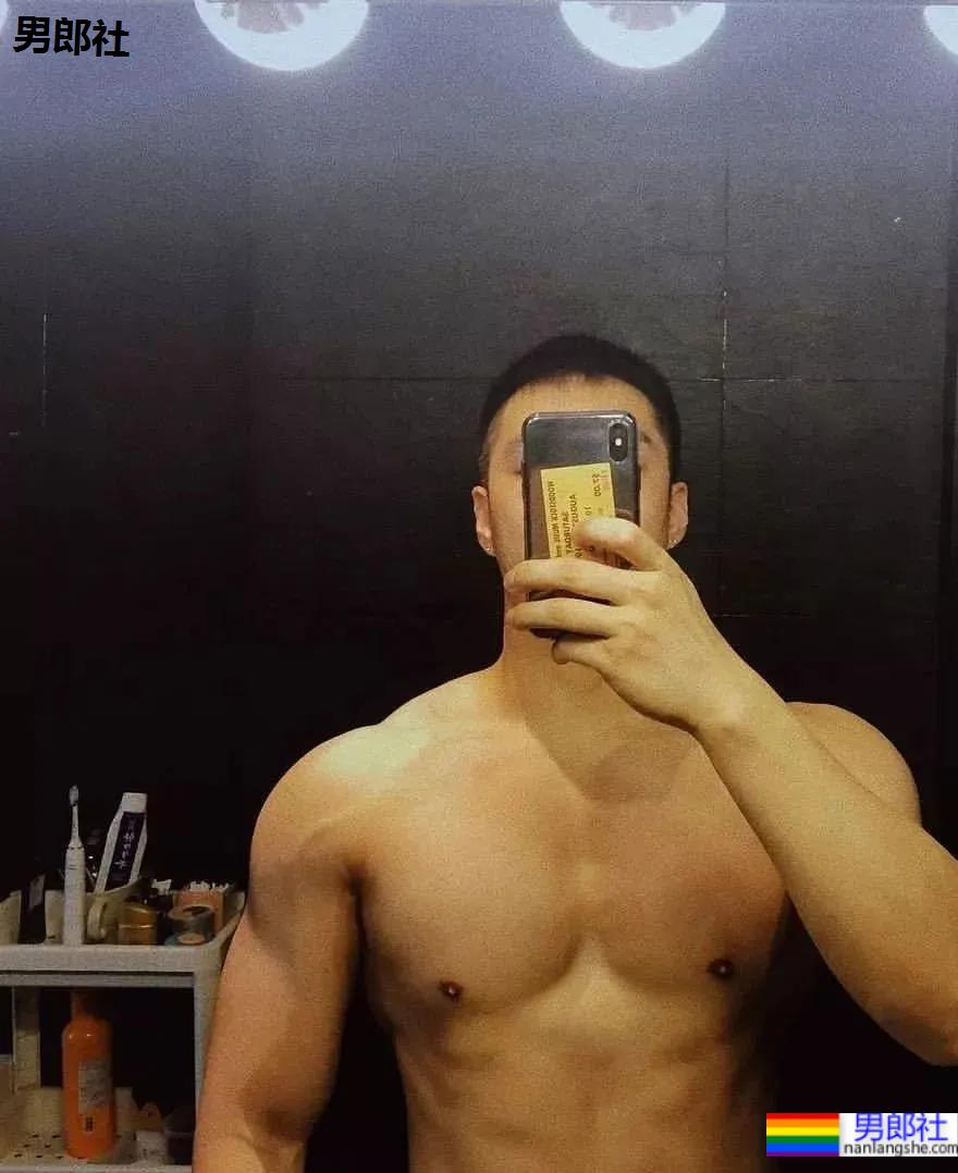 宽肩窄腰大翘臀，这帅哥也太极品了！ - 51虹马