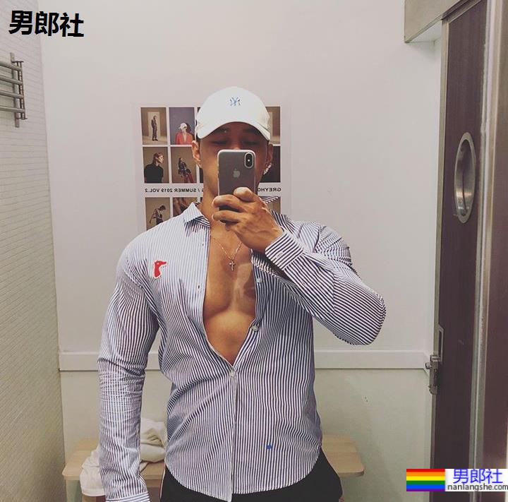 宽肩窄腰大翘臀，这帅哥也太极品了！ - 51虹马