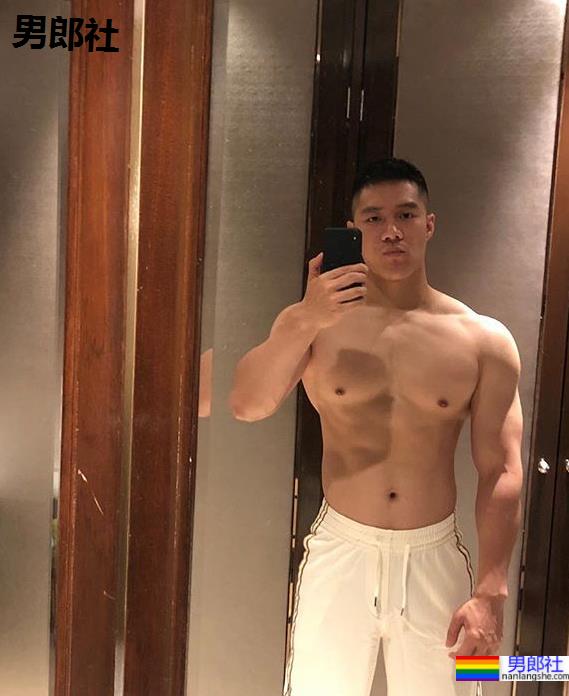 宽肩窄腰大翘臀，这帅哥也太极品了！ - 51虹马