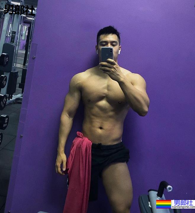 宽肩窄腰大翘臀，这帅哥也太极品了！ - 51虹马