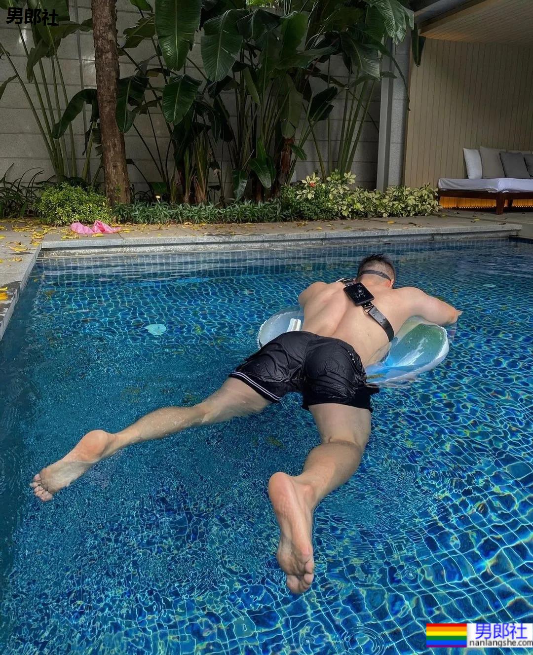 宽肩窄腰大翘臀，这帅哥也太极品了！ - 51虹马