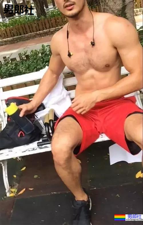 男人的胸毛,真的能让gay神魂颠倒? - 51虹马 男人的胸毛,真的能让gay神魂颠倒? - 51虹马