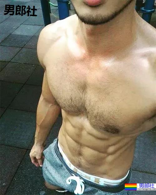 男人的胸毛,真的能让gay神魂颠倒? - 51虹马 男人的胸毛,真的能让gay神魂颠倒? - 51虹马