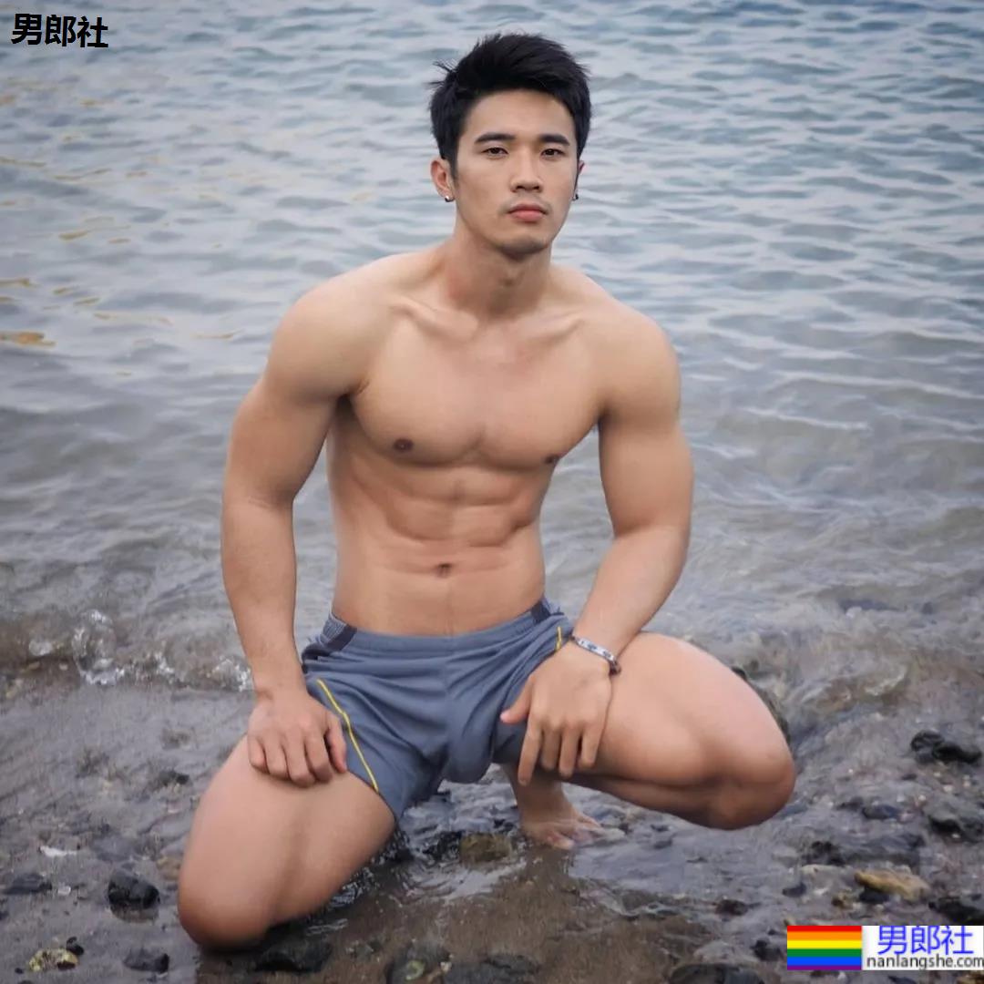 海边那枚让人尖叫的肌肉小哥来了，好想去偶遇 - 51虹马
