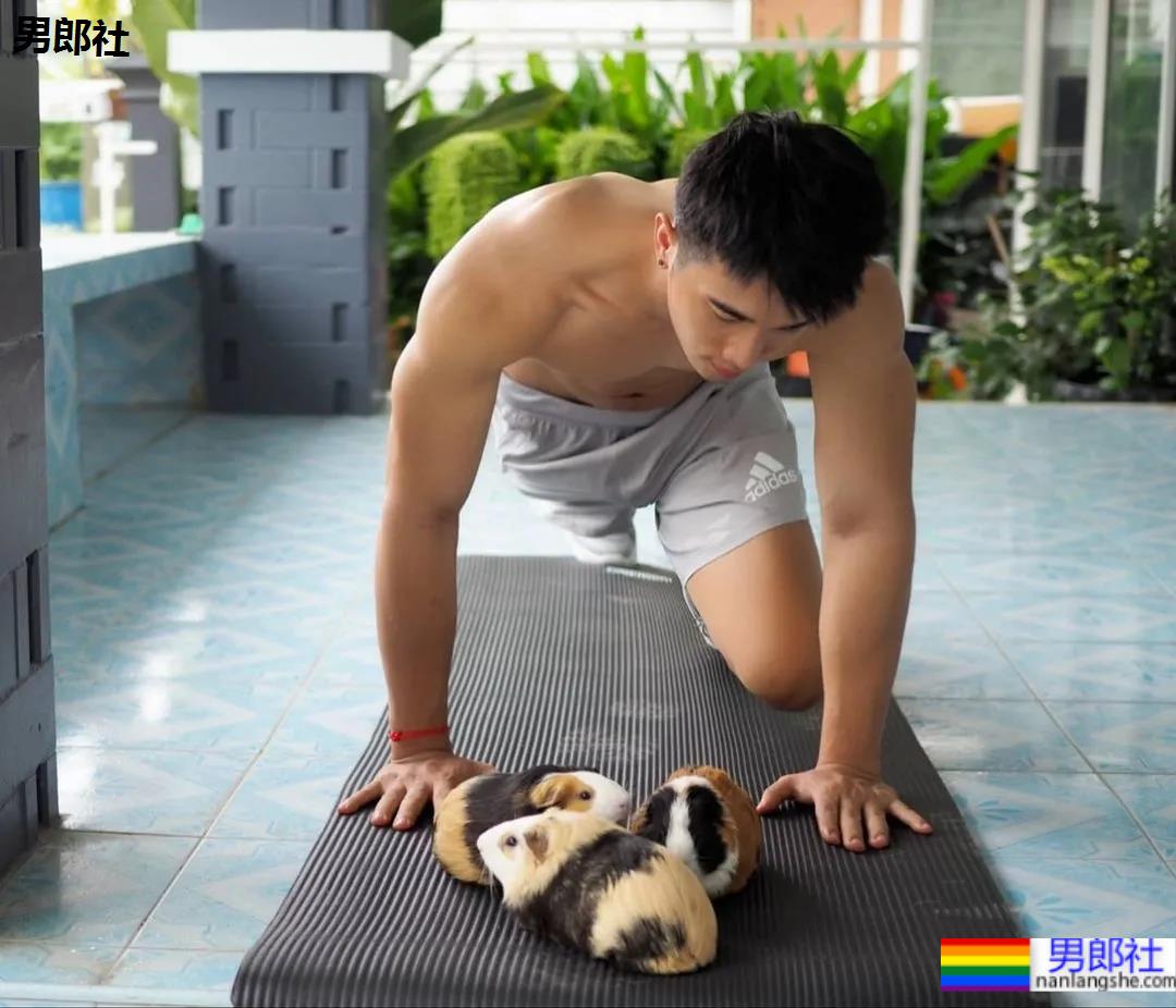 海边那枚让人尖叫的肌肉小哥来了，好想去偶遇 - 51虹马