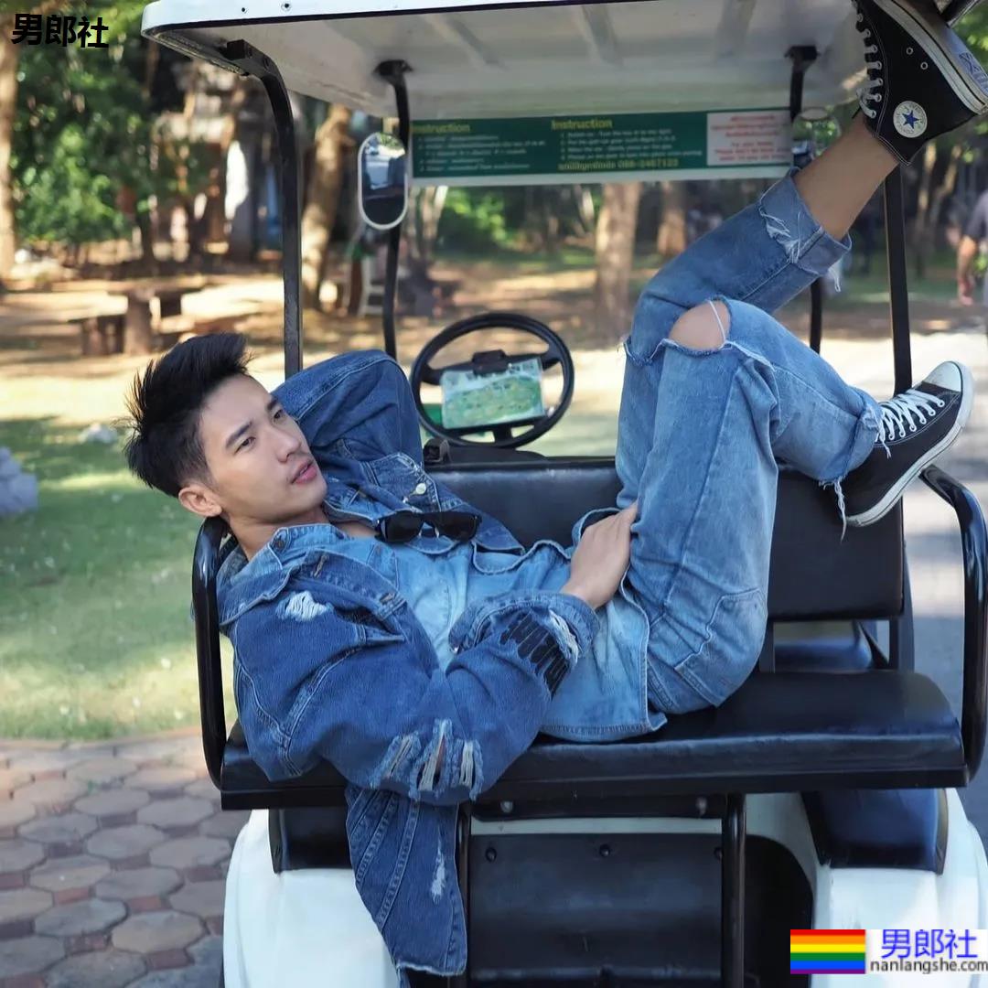 海边那枚让人尖叫的肌肉小哥来了，好想去偶遇 - 51虹马