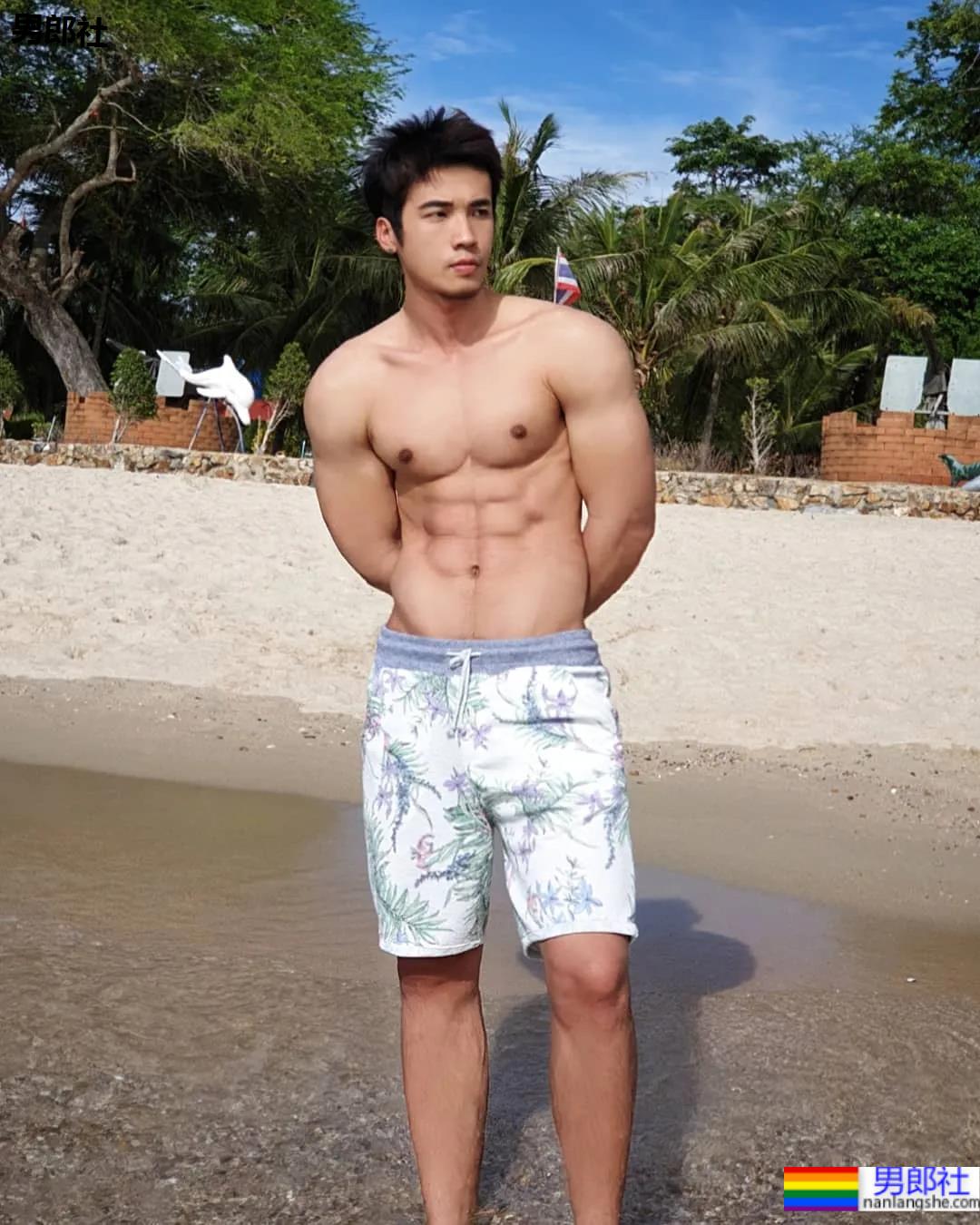 海边那枚让人尖叫的肌肉小哥来了，好想去偶遇 - 51虹马