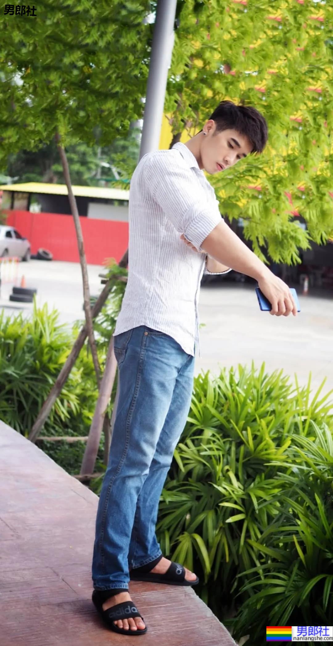 海边那枚让人尖叫的肌肉小哥来了，好想去偶遇 - 51虹马