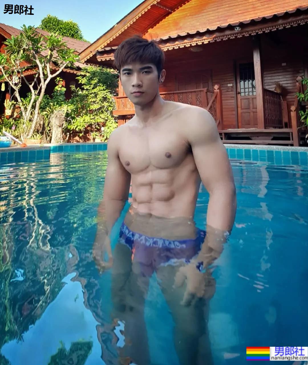 海边那枚让人尖叫的肌肉小哥来了，好想去偶遇 - 51虹马