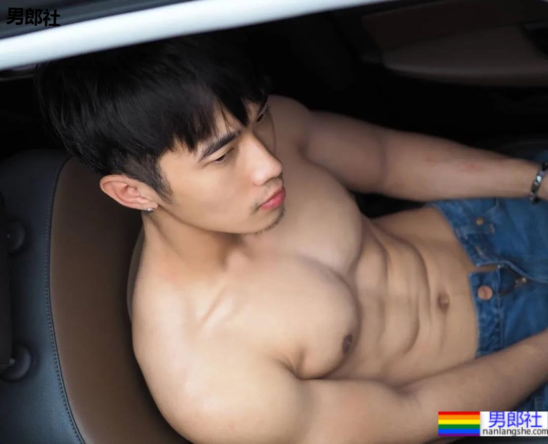 海边那枚让人尖叫的肌肉小哥来了，好想去偶遇 - 51虹马