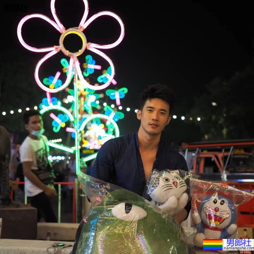 海边那枚让人尖叫的肌肉小哥来了，好想去偶遇 - 51虹马