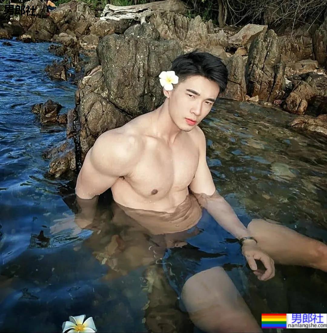 海边那枚让人尖叫的肌肉小哥来了，好想去偶遇 - 51虹马