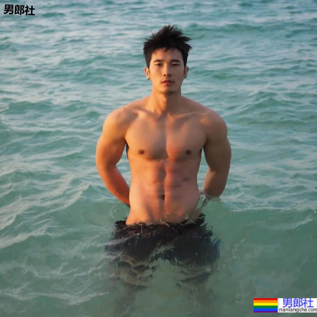 海边那枚让人尖叫的肌肉小哥来了，好想去偶遇 - 51虹马