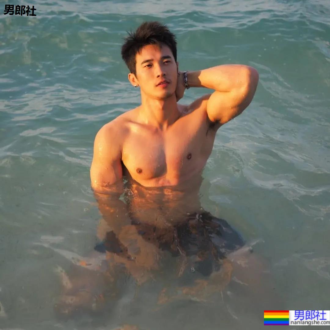 海边那枚让人尖叫的肌肉小哥来了，好想去偶遇 - 51虹马