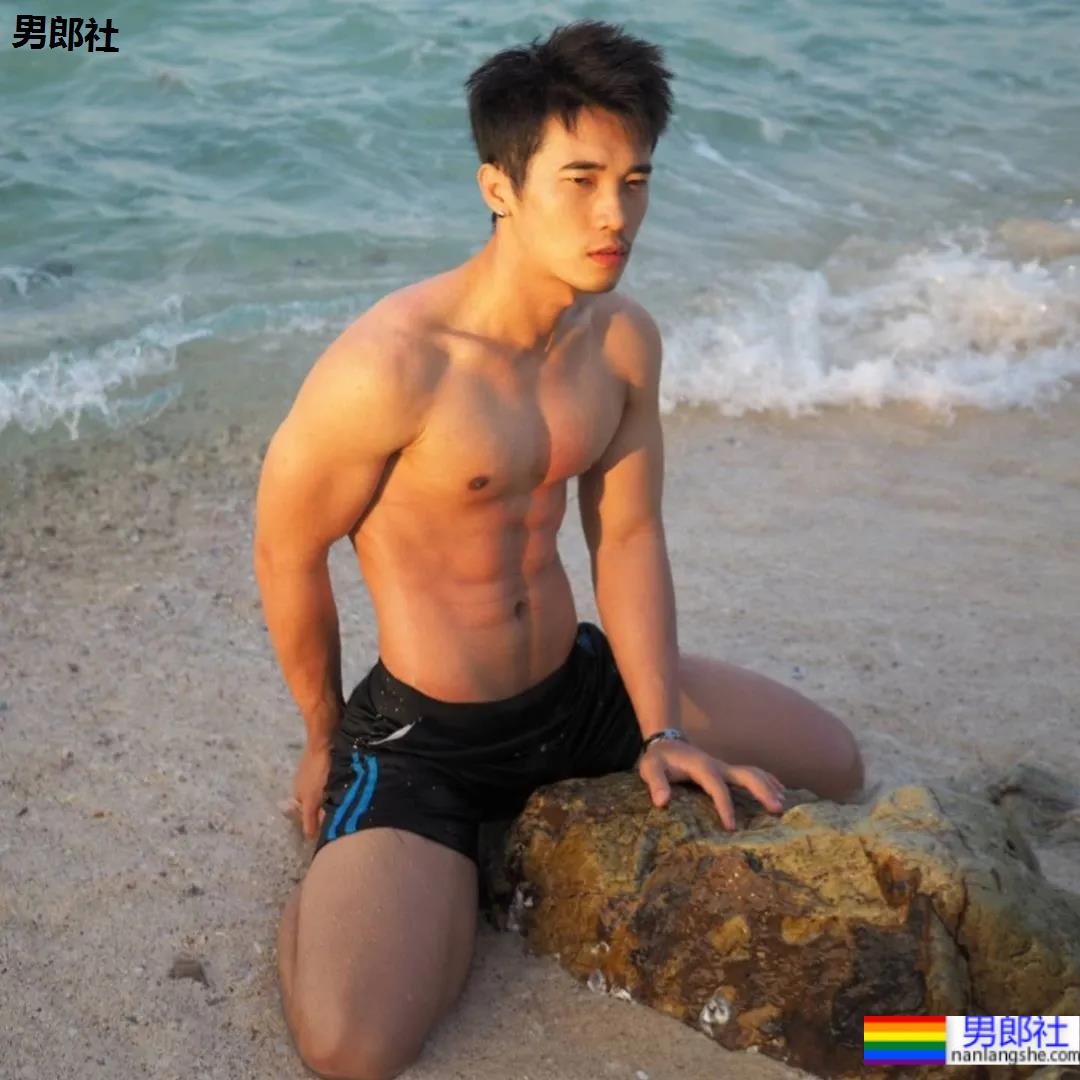 海边那枚让人尖叫的肌肉小哥来了，好想去偶遇 - 51虹马