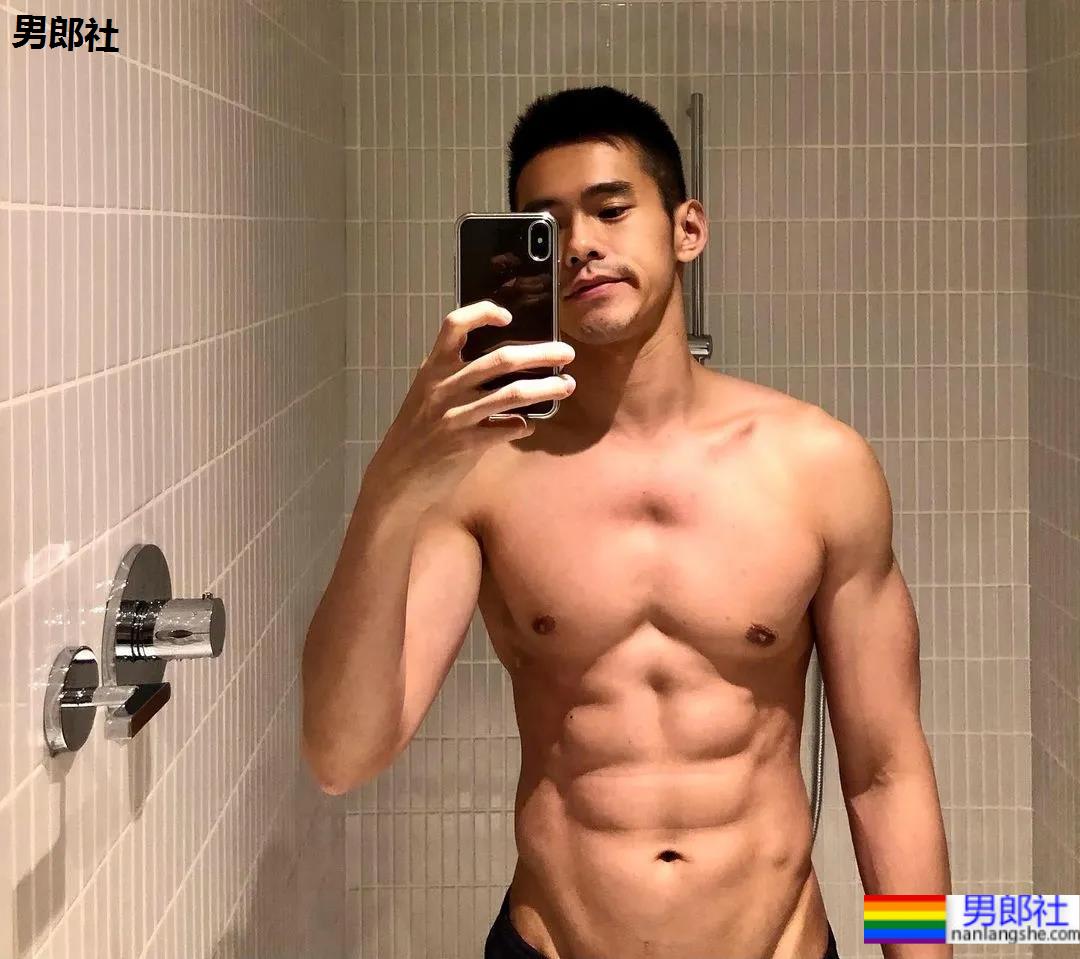 超帅肌肉校草男护士竟然是他？网友：打针会很痛吗？-51虹马