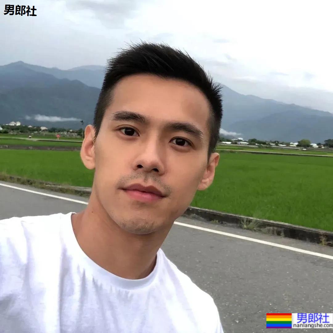 超帅肌肉校草男护士竟然是他？网友：打针会很痛吗？ - 51虹马