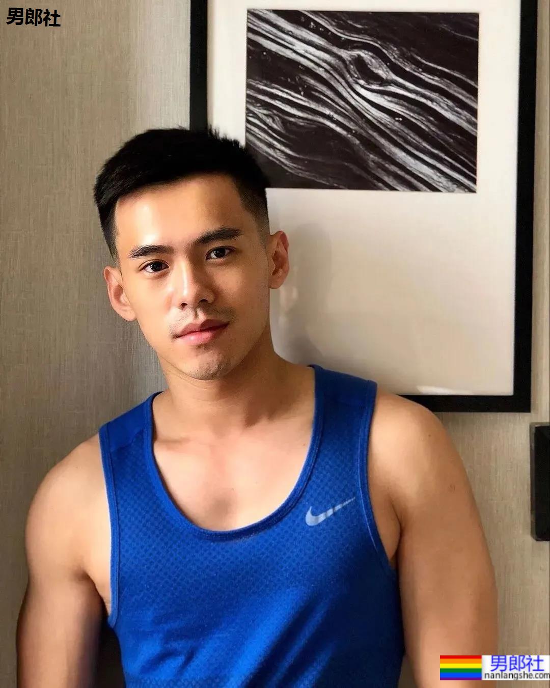 超帅肌肉校草男护士竟然是他？网友：打针会很痛吗？ - 51虹马