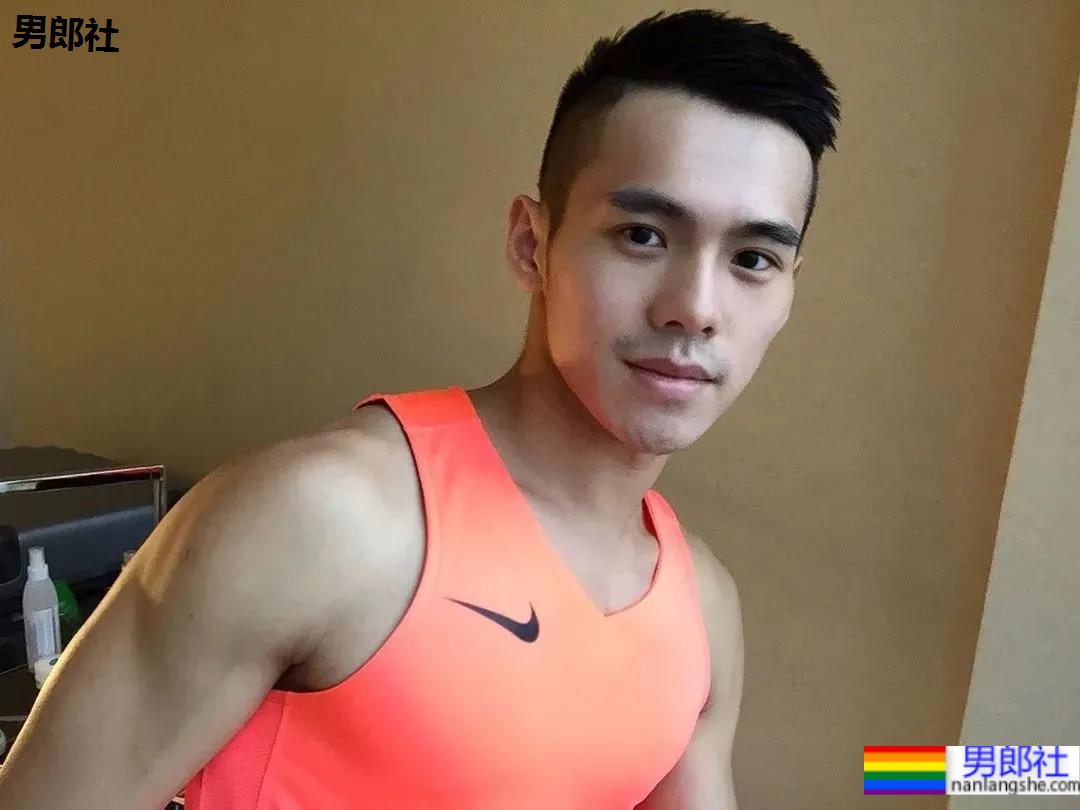 超帅肌肉校草男护士竟然是他？网友：打针会很痛吗？ - 51虹马