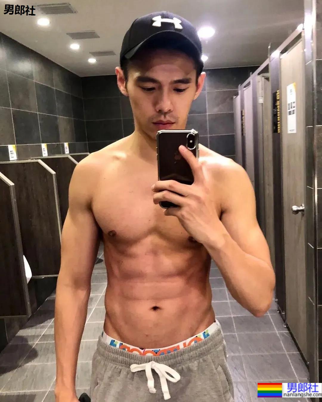 超帅肌肉校草男护士竟然是他？网友：打针会很痛吗？ - 51虹马