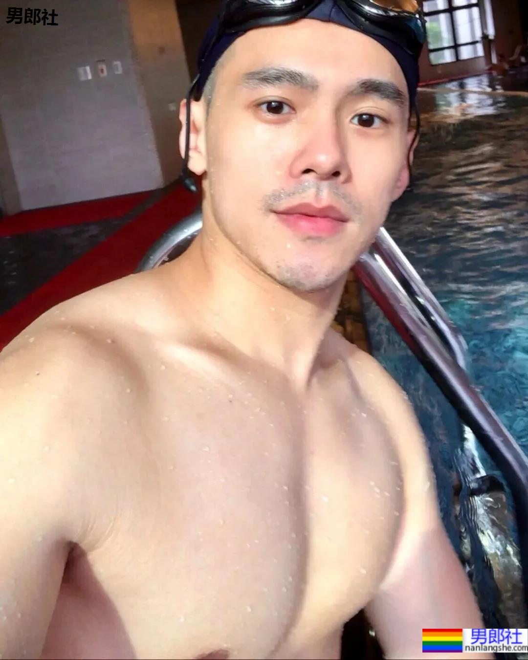 超帅肌肉校草男护士竟然是他？网友：打针会很痛吗？ - 51虹马