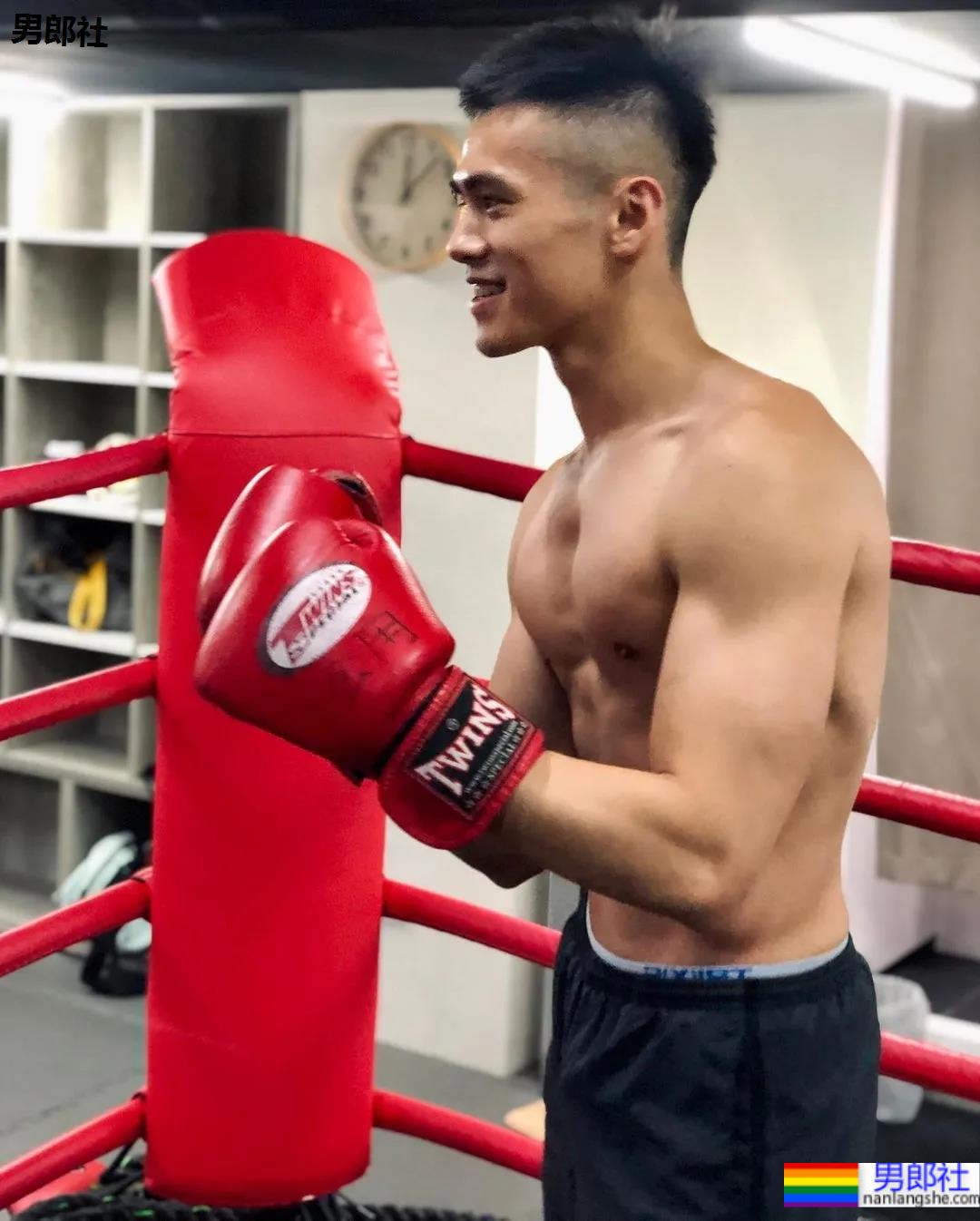 超帅肌肉校草男护士竟然是他？网友：打针会很痛吗？ - 51虹马